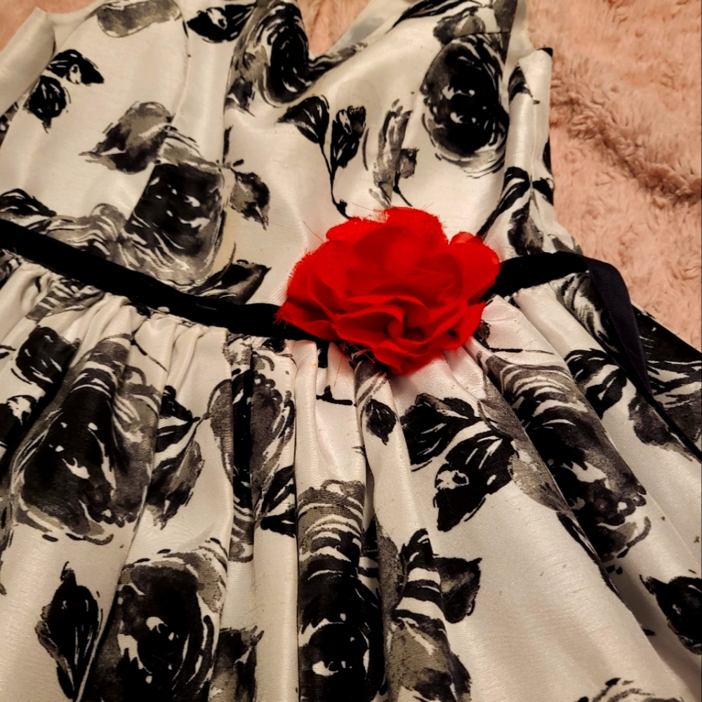 Size 7/8 girls sleeveless flowered dress.